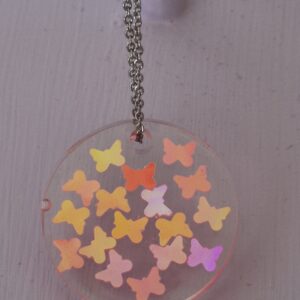 Pendentif en résine époxy – médaillon transparent aux papillons pastel