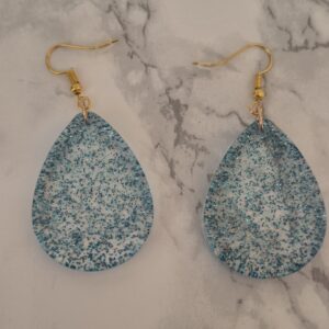 Boucles d’oreilles en résine époxy bleu pailleté, lumineuses et élégantes.