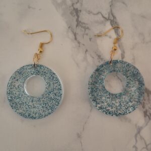 Boucles d’oreilles en résine époxy – anneau bleu pailleté
