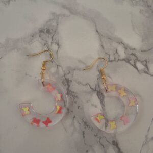 Boucles d’oreilles en résine époxy – anneau transparent aux papillons colorés