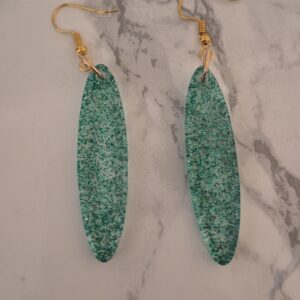 Boucles d’oreilles en résine époxy – forme allongée vert pailleté