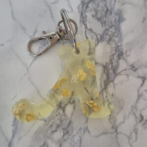 Porte-clé lettre personnalisée en résine époxy – Lettre A ✨