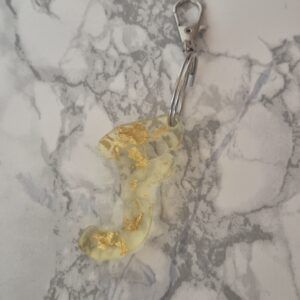 Porte-clé lettre personnalisée en résine époxy – Lettre F ✨