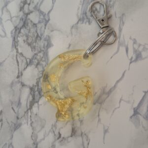 Porte-clé lettre personnalisée en résine époxy – Lettre G ✨