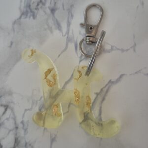 Porte-clé lettre personnalisée en résine époxy – Lettre H ✨