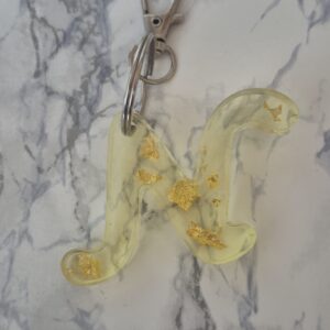 Porte-clé lettre personnalisée en résine époxy – Lettre N ✨