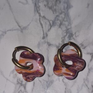 Boucles d’oreilles enfant fleurs marbrées rose, orange & pailletées – créoles interchangeables fait main🌸