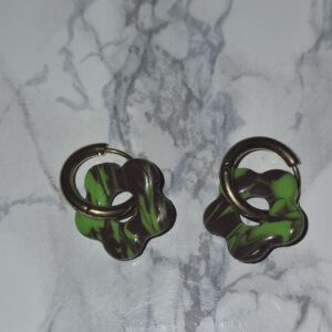 Boucles d’oreilles enfant fleurs vert & marron marbrées – créoles interchangeables fait main🌿