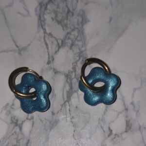Boucles d’oreilles enfant fleurs bleu pailleté – créoles interchangeables fait main✨
