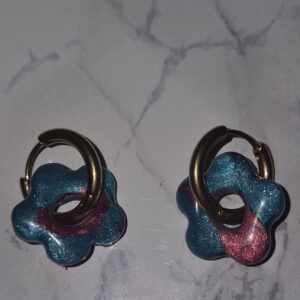 Boucles d’oreilles enfant fleurs bleu & rose pailleté – créoles interchangeables fait main✨