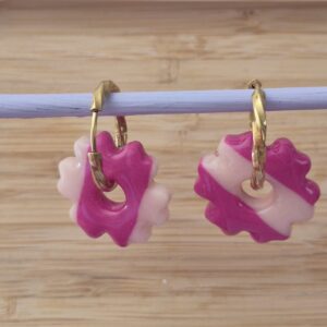 Boucles d’oreilles torsadées rose et blanc – Création artisanale en pâte polymère