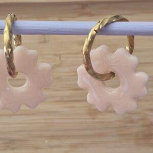Boucles d’oreilles fleurs pastel rose – Création artisanale en pâte polymère