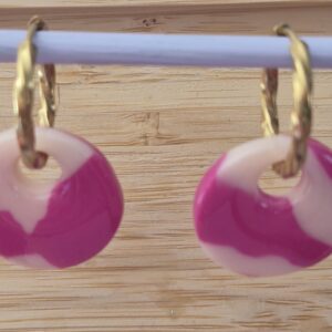 Boucles d’oreilles rondes marbrées rose et blanc – Création artisanale en pâte polymère