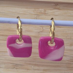 Boucles d’oreilles carrées marbrées rose et blanc – Création artisanale en pâte polymère