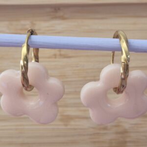 Boucles d’oreilles fleurs rose poudré – Création artisanale en pâte polymère