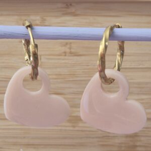 Boucles d’oreilles cœur rose poudré – Création artisanale en pâte polymère