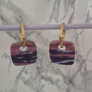 Boucles d’oreilles pampilles carrées marbrées violet profond & rose – Création artisanale