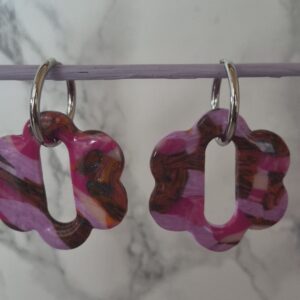 🌸 Boucles d’oreilles Fleur marbrée rose & violet en pâte polymère et résine