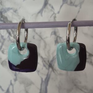 💜🩵 Boucles d’oreilles carrées marbrées violet profond et bleu pastel en pâte polymère et résine