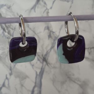 💜 Boucles d’oreilles carrées violet profond et bleu pastel en pâte polymère et résine