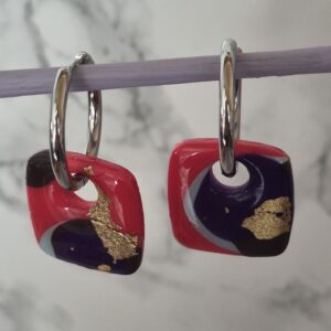 ❤️💙✨ Boucles d’oreilles carrées rouge, bleu nuit et feuille d’or – Création artisanale en pâte polymère et résine