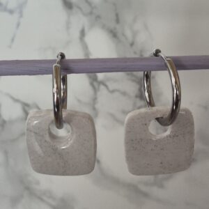 🤍✨ Boucles d’oreilles carrées blanches mouchetées – Création artisanale en pâte polymère et résine