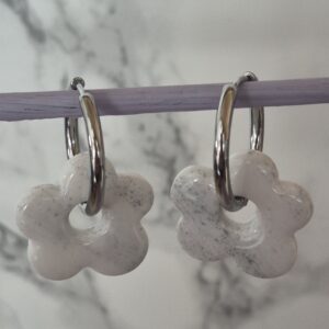 🤍🌼 Boucles d’oreilles Fleur blanche mouchetée – Création artisanale en pâte polymère et résine