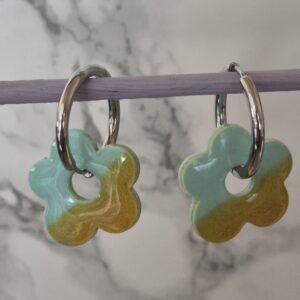 🌼💚 Boucles d’oreilles Fleur vert d’eau et doré – Création artisanale en pâte polymère et résine