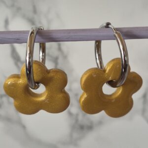 ✨🌼 Boucles d’oreilles Fleur dorée scintillante – Création artisanale en pâte polymère et résine