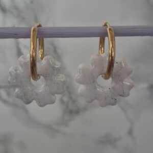 ❄️🤍 Boucles d’oreilles fleurs blanches mouchetées ✨🌼