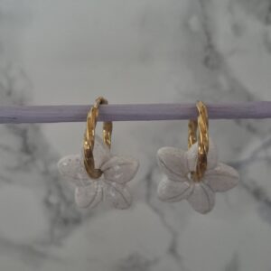 🌸🤍 Boucles d’oreilles fleurs blanches nacrées ✨🌿