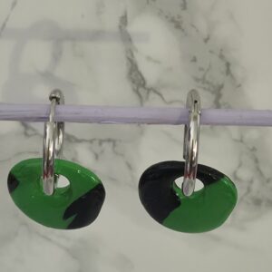 Boucles d’oreilles ovales vert émeraude et noir – Création artisanale en pâte polymère