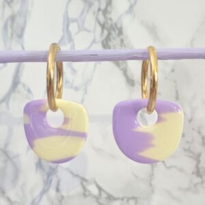 Boucles d’oreilles carrées marbrées lavande et jaune pastel – Création artisanale en pâte polymère