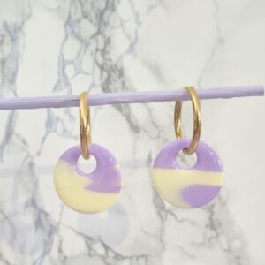 Boucles d’oreilles rondes marbrées lavande et jaune pastel – Création artisanale