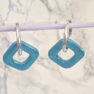 Boucles d’oreilles losanges ajourés bleu turquoise pailleté – Création artisanale