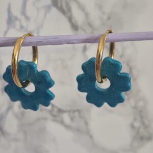 Boucles d’oreilles fleurs bleu pétrole pailleté – Création artisanale