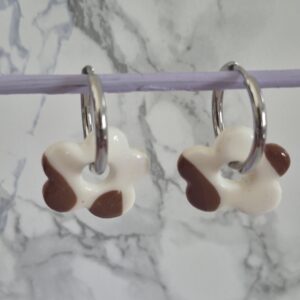 Boucles d’oreilles fleurs vache blanc et marron – Création artisanale