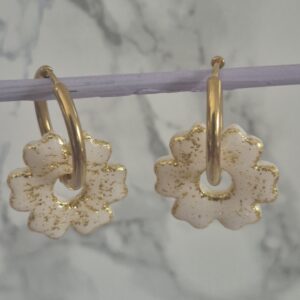 Boucles d’oreilles fleurs blanches pailletées dorées – Création artisanale